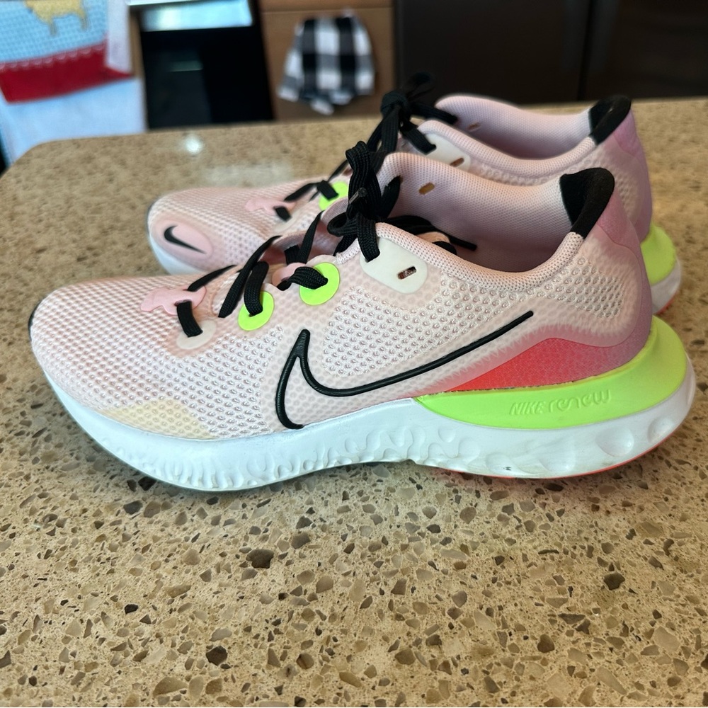 Women’s Nike tennis shoes